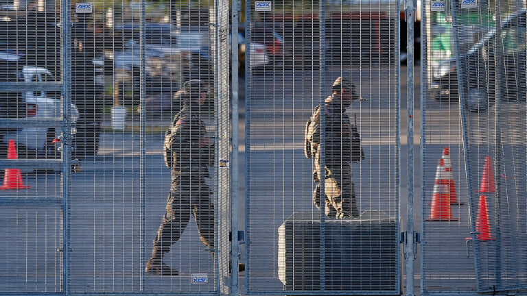 Mitglieder der amerikanischen Nationalgarde hinter einem Zaun in Broadview bei Chicago im Bundesstaat Illinois
