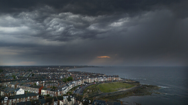 Sturmwolken über Whitley Bay im britischen North Tyneside