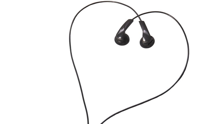 Ohrhörer mit Kabel in Herzform