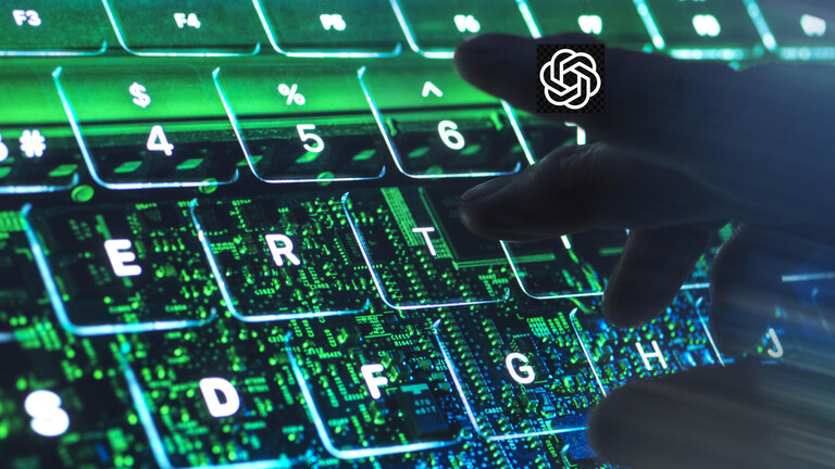 Hand tippt auf Tastatur, AI, KI, blau-grün beleuchtet, OpenAI-Logo auf Hand (Collage/Bearbeitung DLF Nova)