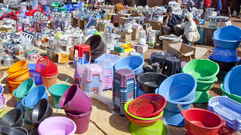 Foto eines Stands mit Plastikschüsseln auf einem Markt in Marokko
