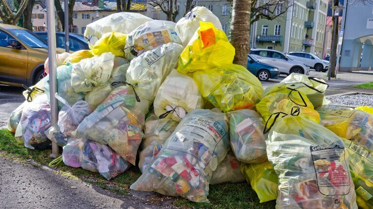 Bald kommt die Abfallentsorgung zum Sammelplatz für den Kunststoff-Müll im Gelben Sack. Bad Reichenhall Bayern Deutschland
