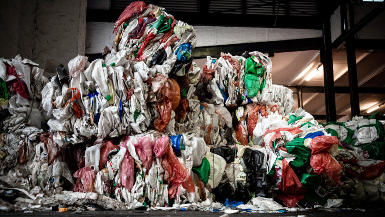 Plastikabfälle in Ballen gepresst in einer  Recycling-Anlage in Lünen