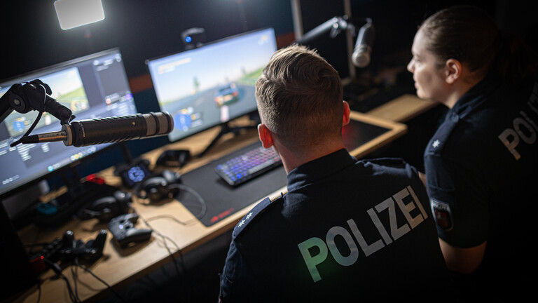 Polizeioberkommissar Janni und Polizeikommissarin Jo spielen in einem Streamingraum ein Computerspiel. Die Polizei Hannover hat einen eigenen Kanal auf der Streaming-Plattform Twitch gestartet.