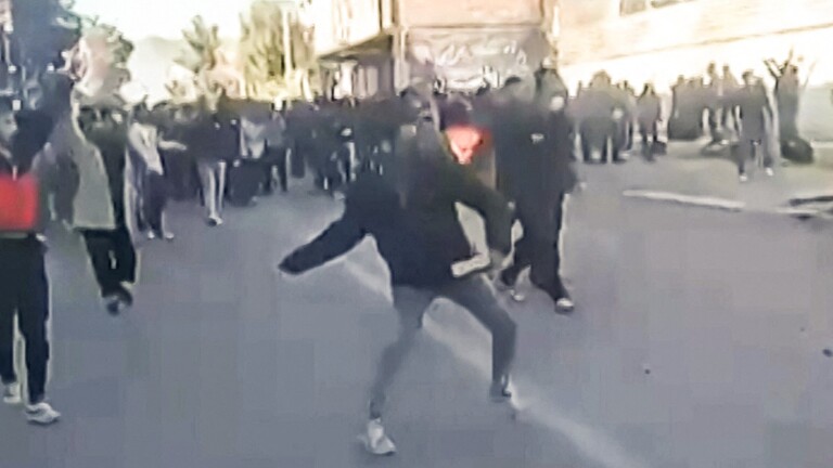 Protestierende attackieren am 31.12.2026 ein Regierungsgebäude in Fasa, im Süden des Iran