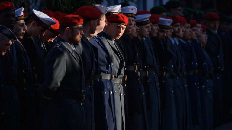 Rekruten und Rekrutinnen der Bundeswehr warten am Rande des Marktplatzes von Haldensleben auf den Beginn des feierlichen Gelöbnisses.