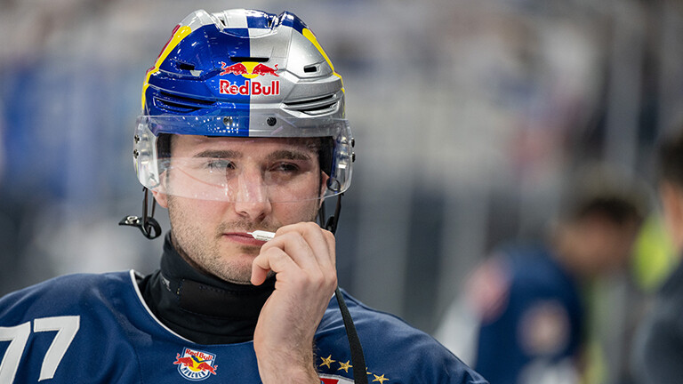 Foto des Eishockey-Spielers Adam Brooks vom EHC Red Bull München beim Schnuppern an Riechsalz bei einem Spiel gegen die Straubing Tigers am 15.11.2024