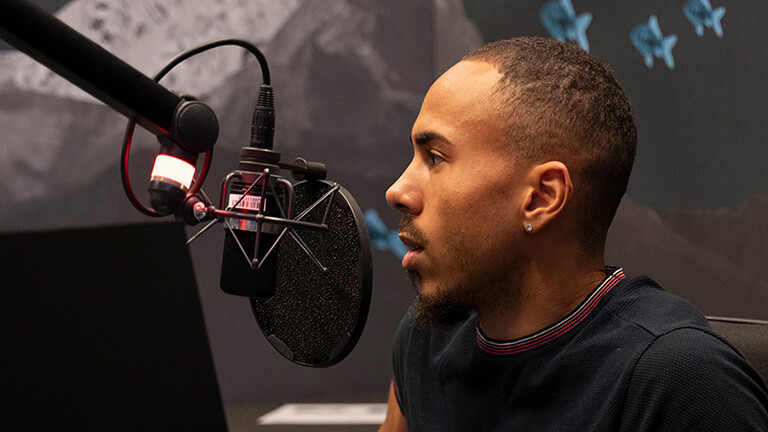 Foto des Fußballers Robin Afamefuna beim Interview im Studio von Deutschlandfunk Nova in Köln