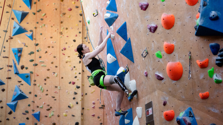 Die Kletterin Sarah Larcombe im Villawood Indoor Climbing Centre in Sydney im November 2020