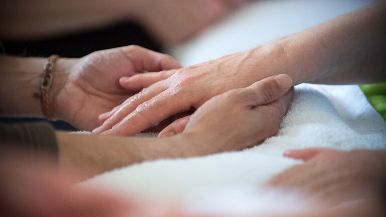 Sich berührende Hände auf einer Pflegestation im brandenburgischen Bernau