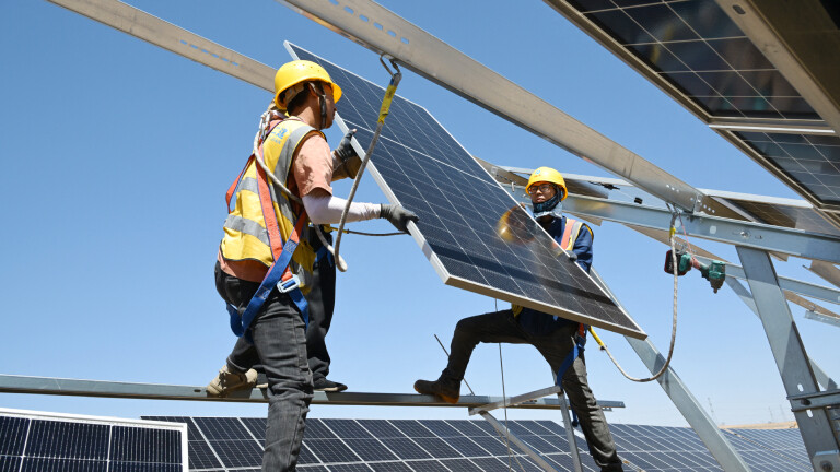 Arbeiter installieren in der Lingwuwüste in der Region Ningxia im Nordwesten Chinas Solarpanels