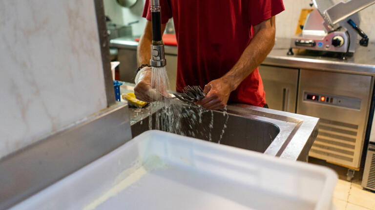 Spülender bei der Arbeit