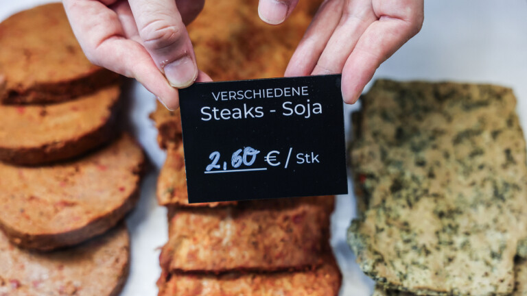 Steaks aus Soja liegen in der Veganen Metzgerei in der Auslage