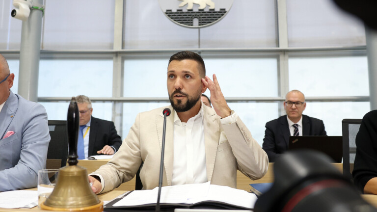 Der neugewählte Landtagspräsident Tobias Rausch (AfD) sitzt nach seiner Wahl am Pult während der konstituierenden Sitzung des Landtags von Sachsen-Anhalt.
