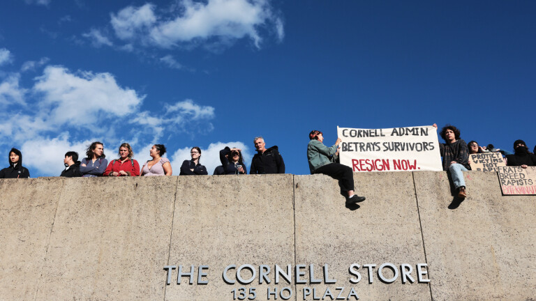Hunderte Studierende protestieren am 5. Oktober 2026 auf dem Campus der Cornell-University gegen die Tatenlosigkeit der Verwaltung und sexualisierter Gewalt, Ithaca