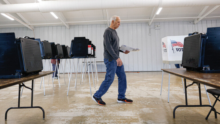 Ein Mann auf dem Weg zur Wahlurne im DuPage Event Center and Fairgrounds in Wheaton, Illinois, am 25. September 2026.