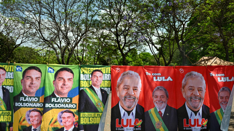 Wahlwerbung für den brasilianischen Präsidenten und Sozialisten Luiz Inacio Lula da Silva und den rechtsextremen Kandidaten Flavio Bolsonaro in Brasilia am 30. September 2026