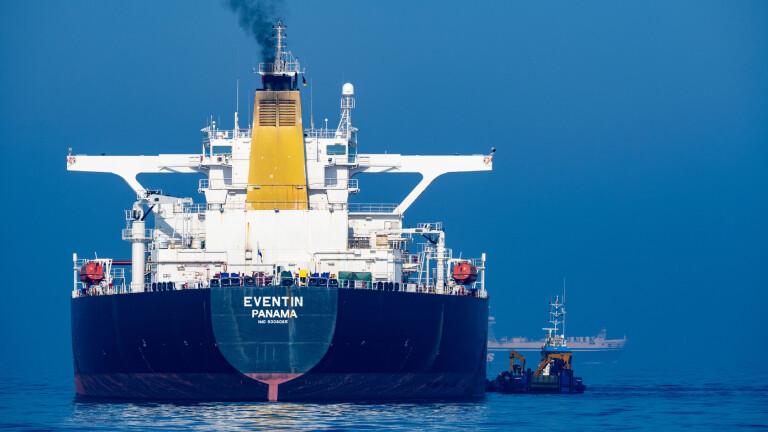 Unter panamesischer Flagge und russischer Kontrolle: Blick auf den Tanker Eventin vor der Küste der Insel Rügen.