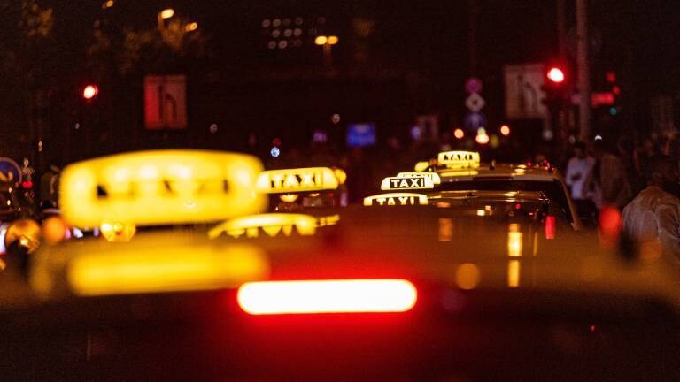 Ein echtes Geschäft für Taxiunternehmen: Rhein in Flammen in Bonn im Mai 2025