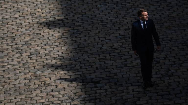 Der französische Präsident Emmanuel Macron und der Oberbefehlshaber der französischen Streitkräfte Thierry Burkhard am 5. September 2025 im Hof des Hotel des Invalides in Paris