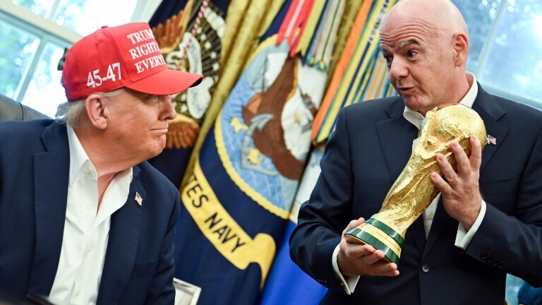Im Oval Office im Weißen Haus hält Fifia-Chef Gianni Infantino den WM-Pokal in den Händen und zeigt ihn US-Präsident Donald Trump.
