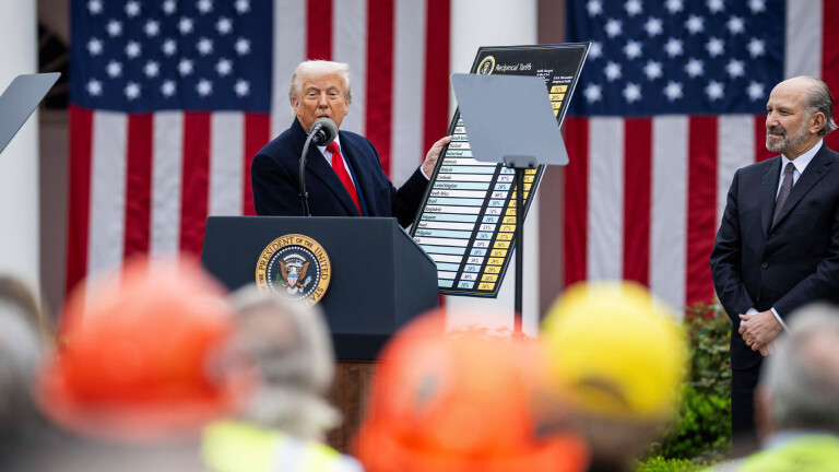 US-Präsident Donald Trump hält am 2. April 2025 eine übergroße Liste mit seinen Importzöllen in die Luft. Die Liste ist nach Ländern geordnet.