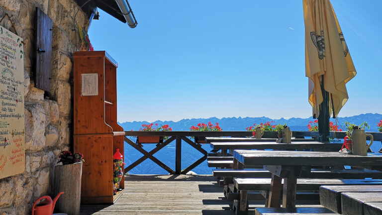Die Terrasse der Überetscher Hütte in Tirol