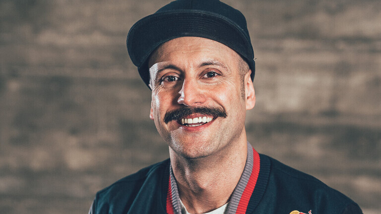 Portraitfoto des Breakdancers und Choreografen Vartan Bassil