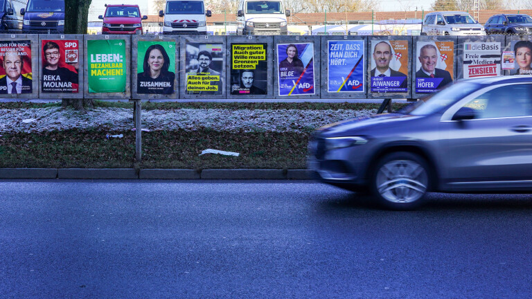 Scholz, Baerbock, Wagenknecht  und mehr: Wahlplakate am Straßenrand