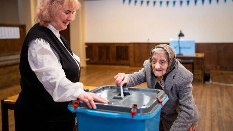 Die zuletzt abgegebene Stimme zählt: Wer in Estland digital wählt, kann trotzdem auch an die Wahlurne kommen. Wählerin bei der Stimmabgabe im estnischen Kõmsi im März 2023.