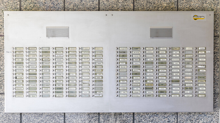 Große Klingelanlage mit Wechselsprechanlage an einem Hochhaus in Chemnitz.