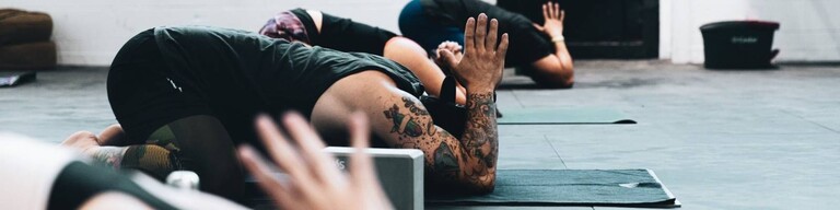 Mehrere Menschen machen zusammen Yoga.