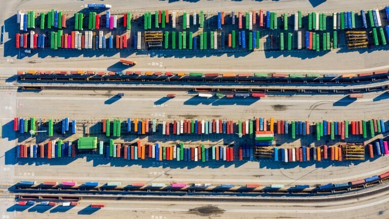 Draufsicht: Bunte Container im Hafen von Oakland, Kalifornien, USA.