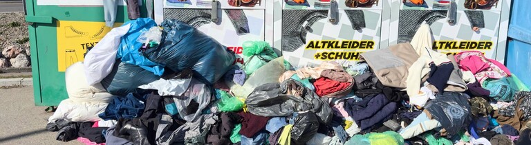 Mehrere überfüllte Altkleidercontainer.