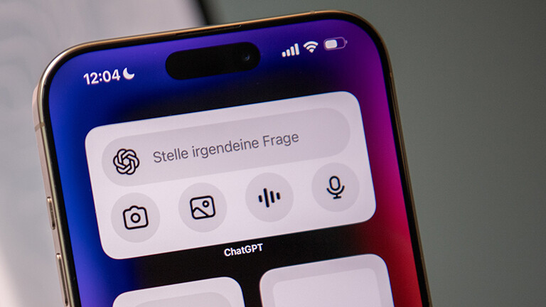 Illustration eines Handys, auf dem die KI ChatGBT genutzt wird