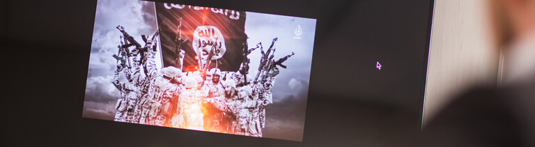 01.03.2018, Rheinland-Pfalz, Mainz: Christoph Günther, Institut für Ethnologie und Afrikastudien an der Johannes-Gutenberg-Universität (JGU), forscht zu Thema "Dschihadismus im Internet" an seinem PC. Günther leitet die Nachwuchsforschergruppe "Dschihadismus im Internet".