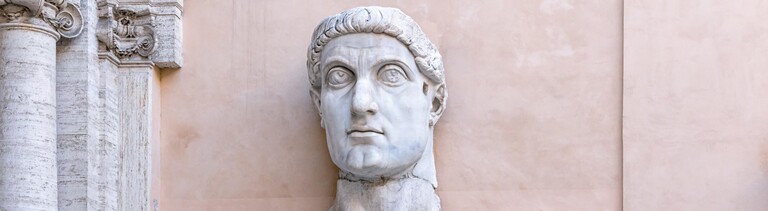 Foto der Fragmente der Konstantin-Statue im Palazzo Dei Conservatori in Rom, Italien