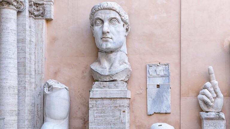 Foto der Fragmente der Konstantin-Statue im Palazzo Dei Conservatori in Rom, Italien