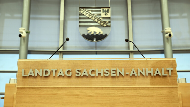 Leeres Rednerpult im Plenarsaal des Landtages von Sachsen-Anhalt
