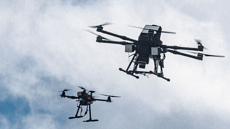 Eine autonom operierende Abwehrdrohne verfolgt bei einer Vorführung am Tag der Bundeswehr in Hamburg eine Angriffsdrohne.