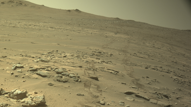 Foto der Fahrspuren von "Perseverance" am 11. Oktober 2026, als er den Streckenrekord aufstellte, aufgenommen von einer der Navigationskameras des Rovers.