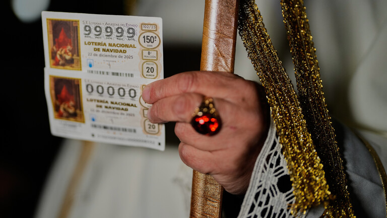 Eine Person hält einen Los-Schein für die spanische Weihnachtslotterie "El Gordo" in der Hand.