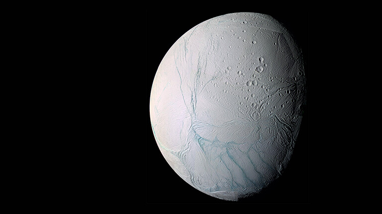 Foto des Saturnmonds Enceladus, eine eisüberzogene Gesteinskugel