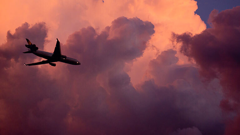 Passagierflugzeug der Lufthansa im Gewitter am späten Abend.