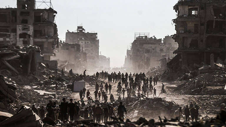 Foto einer zerstörten Häuserschlucht in Gaza-Stadt - Zwei Tage nach Inkrafttreten eines Waffenstillstands zwischen Palästina und Israel kehren am 11.10.2025 vertriebene palästinensische Flüchtlinge nach Gaza-Stadt und in den nördlichen Gazastreifen zurück.