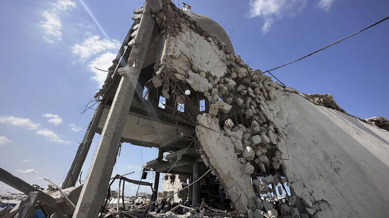 Blick auf eine Moschee in Trümmern in Khan Yunis