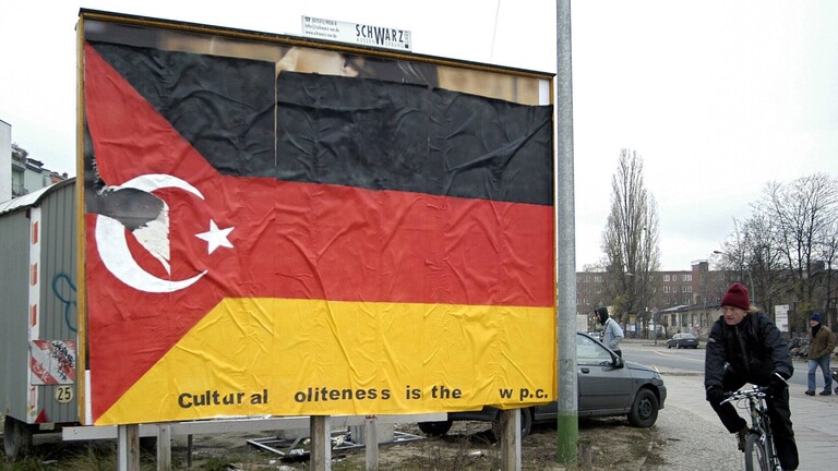 Eine illegal plakatierte Werbetafel an der Bernauer Straße in Berlin-Mitte zeigt am 30.11.2004 eine Deutschlandfahne mit integriertem türkischem Halbmond und Stern.