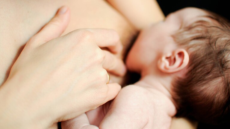 Eine Mutter stillt ihr Baby