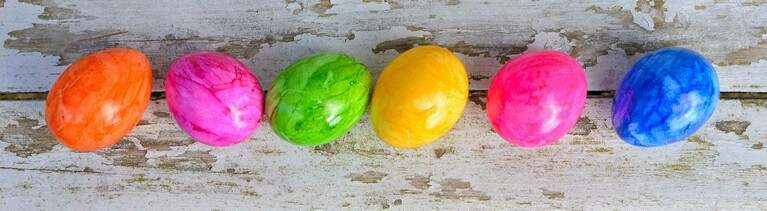 Bunte Ostereier nebeneinander