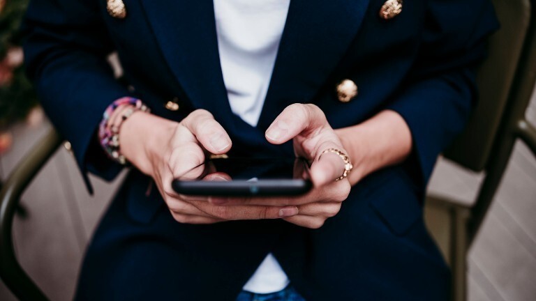 Eine Frau tippt auf ihrem Smartphone
